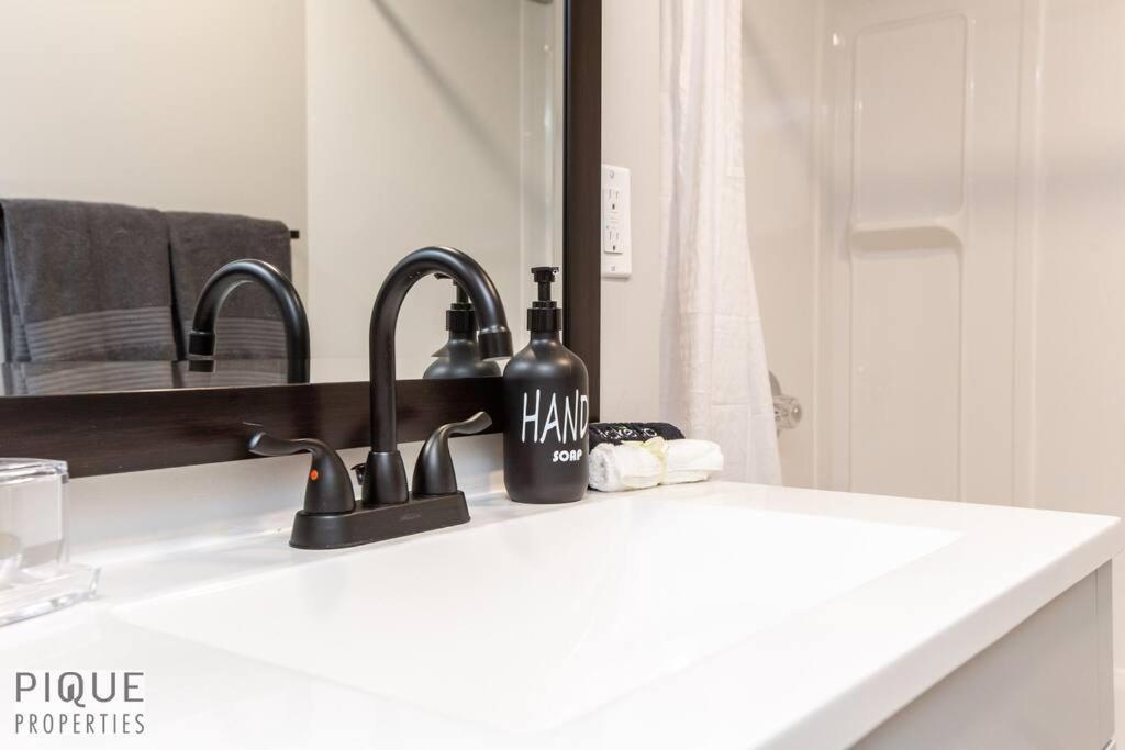 Apartment Modern Urban Escape -king Bed -pet Friendly - Free Parking & Netflix - Fast Wi-fi