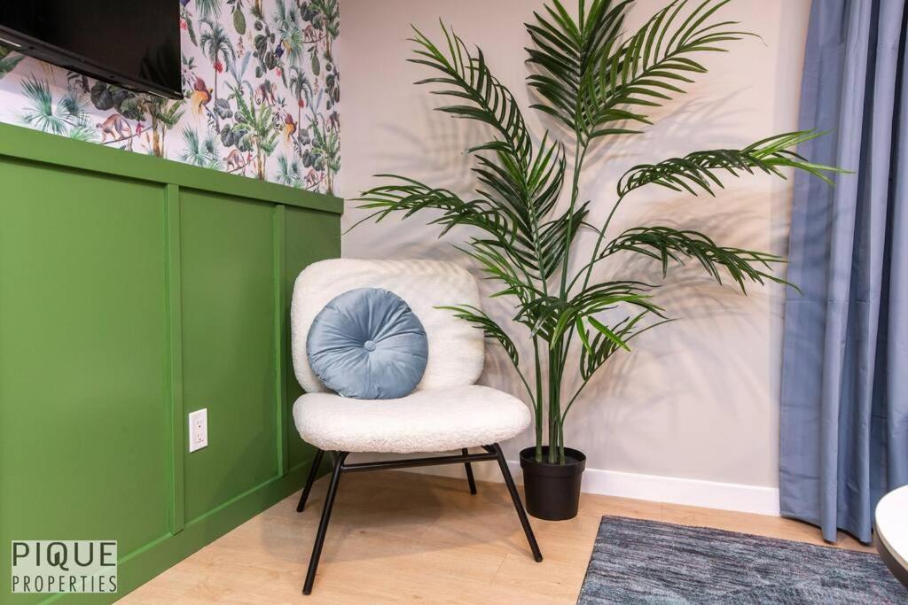 Modern Urban Escape -king Bed -pet Friendly - Free Parking & Netflix - Fast Wi-fi Apartment *