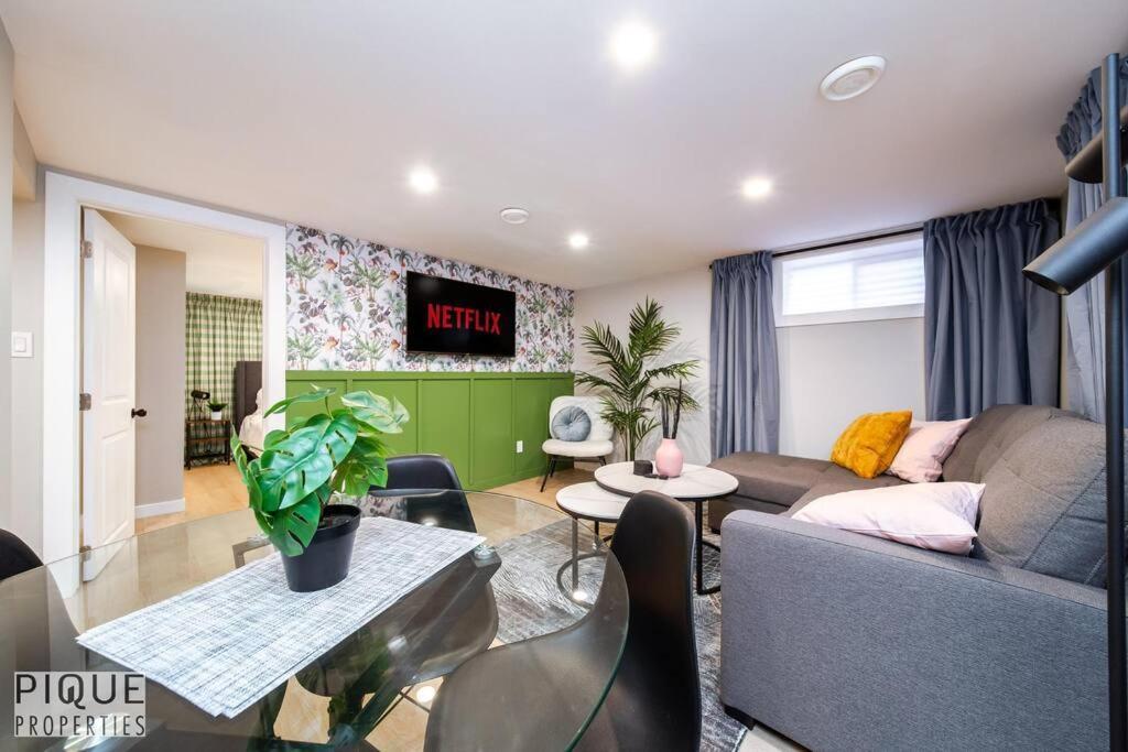 Apartment Modern Urban Escape -king Bed -pet Friendly - Free Parking & Netflix - Fast Wi-fi *