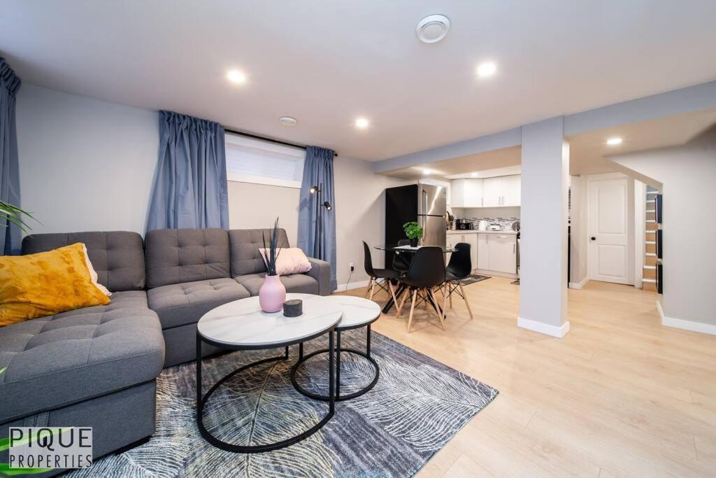 Modern Urban Escape -king Bed -pet Friendly - Free Parking & Netflix - Fast Wi-fi Apartment