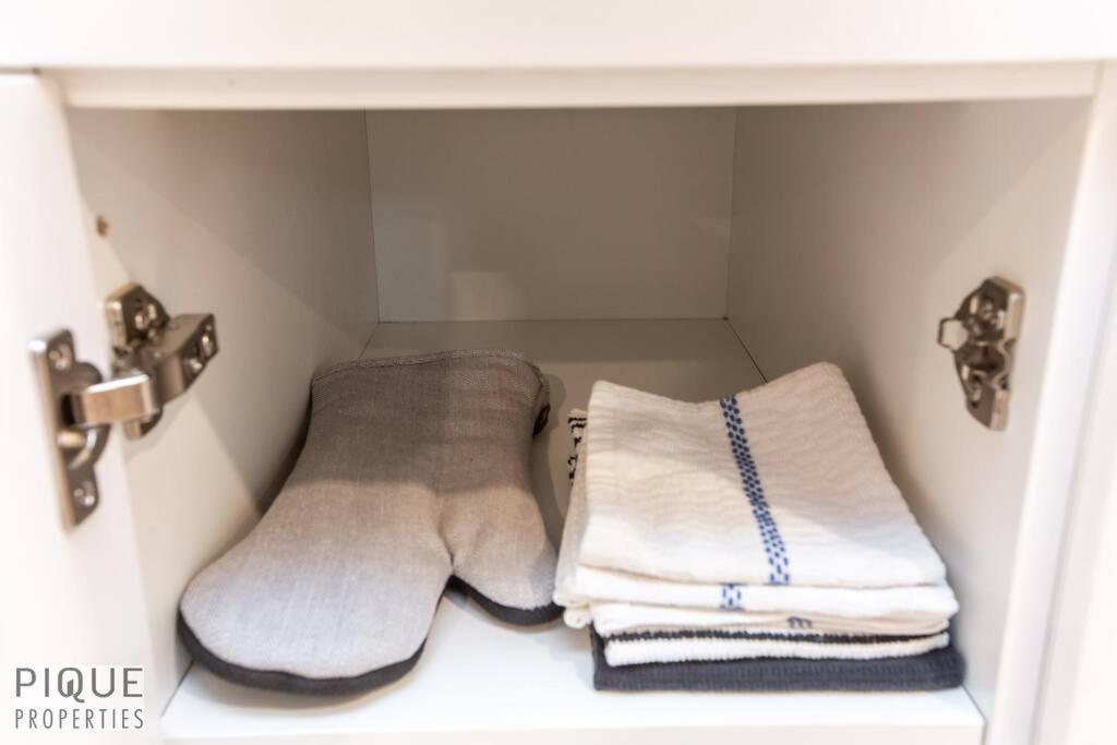 Modern Urban Escape -king Bed -pet Friendly - Free Parking & Netflix - Fast Wi-fi