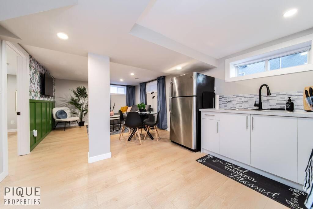 Modern Urban Escape -king Bed -pet Friendly - Free Parking & Netflix - Fast Wi-fi Apartment *