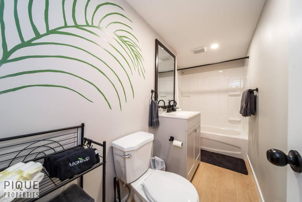 Modern Urban Escape -king Bed -pet Friendly - Free Parking & Netflix - Fast Wi-fi Apartment Edmonton