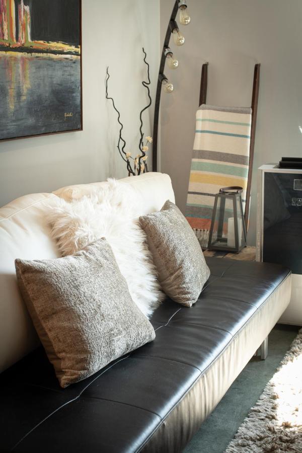 Apartment 2 Full Beds, Free Parking Underground Heated, Rogers Place, 1 Bedroom Downtown *
