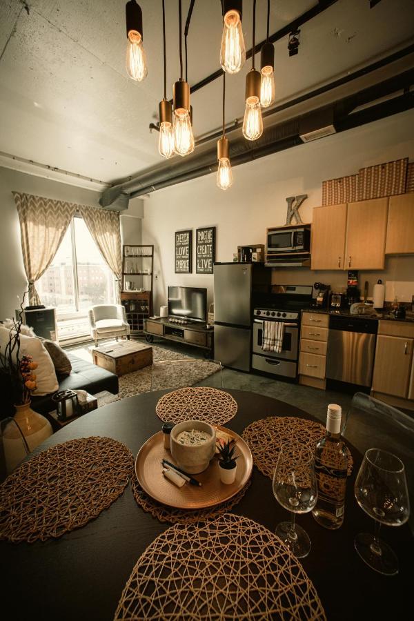 2 Full Beds, Free Parking Underground Heated, Rogers Place, 1 Bedroom Downtown Apartment Edmonton