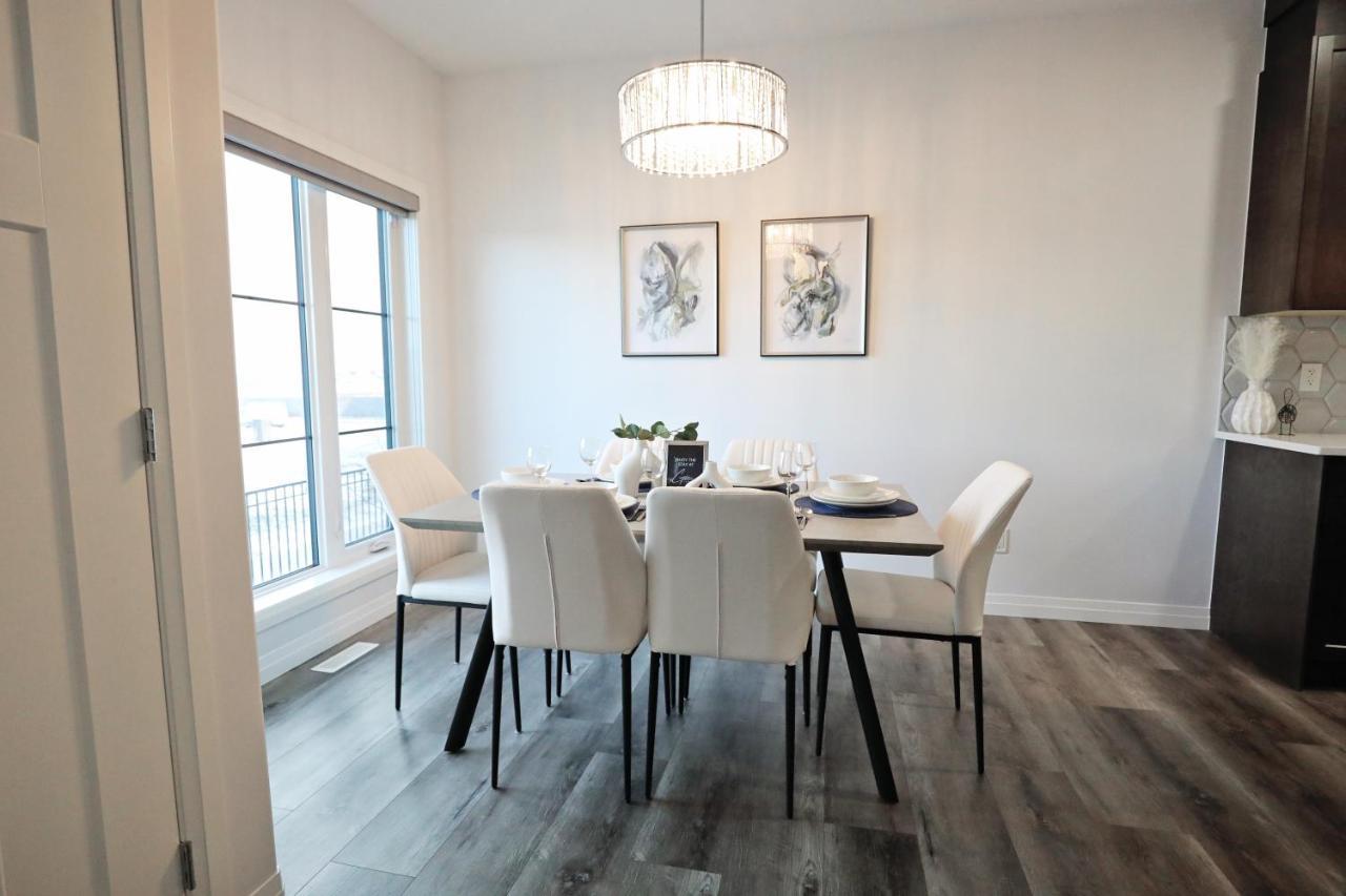 Three King Beds,central A/c,fireplace,park,disney+ Edmonton