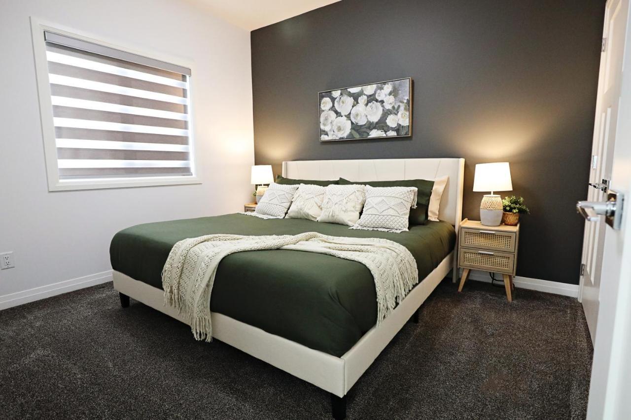 Three King Beds,central A/c,fireplace,park,disney+ Edmonton