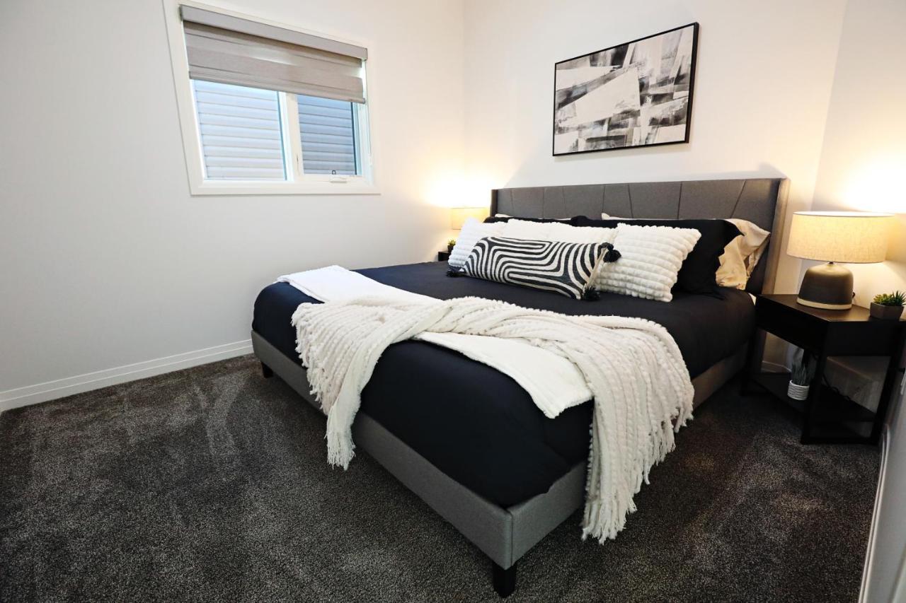 Three King Beds,central A/c,fireplace,park,disney+ Holiday home Edmonton