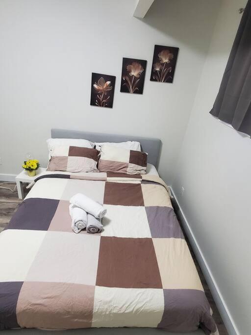 Family-friendly, Netflix, Cozy Comfy 2 Bed Basement Suite,sleeps 5