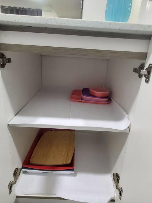 Family-friendly, Netflix, Cozy Comfy 2 Bed Basement Suite,sleeps 5 Apartment *