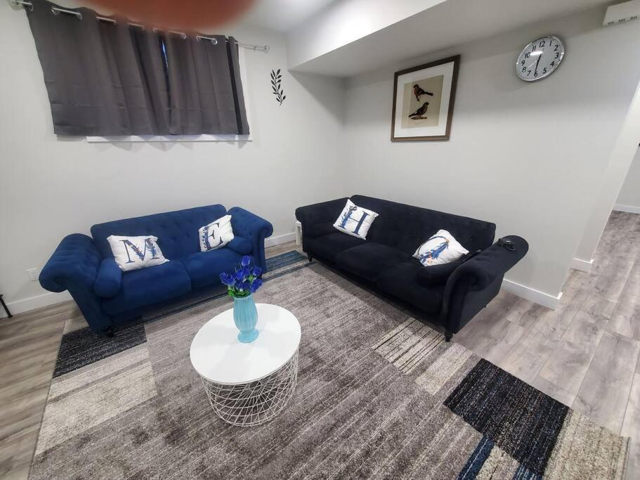 Family-friendly, Netflix, Cozy Comfy 2 Bed Basement Suite,sleeps 5