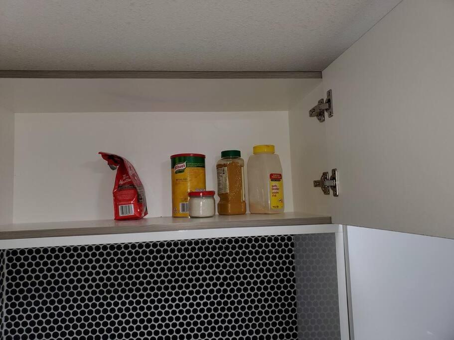 Family-friendly, Netflix, Cozy Comfy 2 Bed Basement Suite,sleeps 5 *