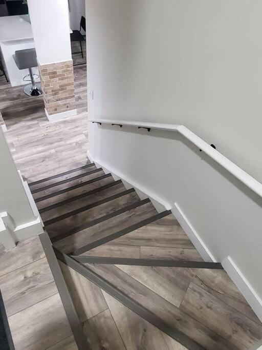 Family-friendly, Netflix, Cozy Comfy 2 Bed Basement Suite,sleeps 5
