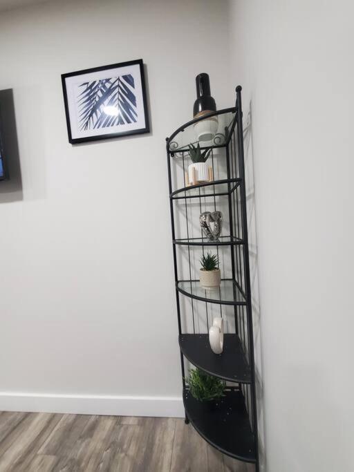 Family-friendly, Netflix, Cozy Comfy 2 Bed Basement Suite,sleeps 5 *