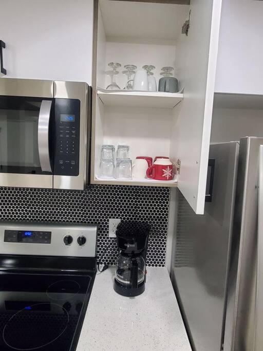 Apartment Family-friendly, Netflix, Cozy Comfy 2 Bed Basement Suite,sleeps 5 *