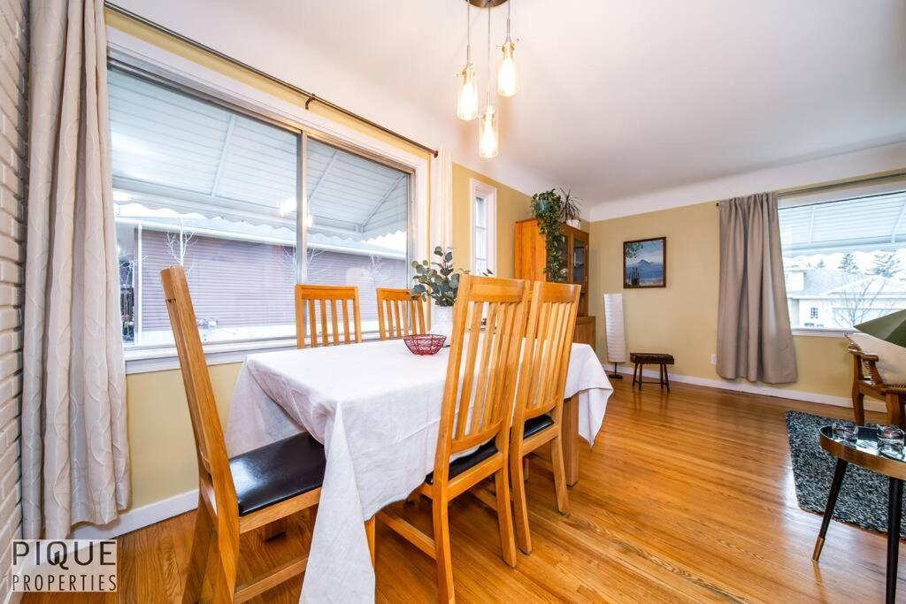 Casa Leblanc - Latin Vibes - Sleep 8 - Netflix - Long Term Apartment Edmonton