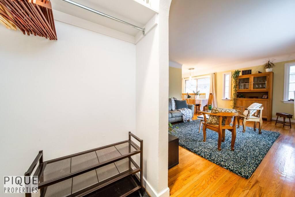 Casa Leblanc - Latin Vibes - Sleep 8 - Netflix - Long Term Apartment Edmonton