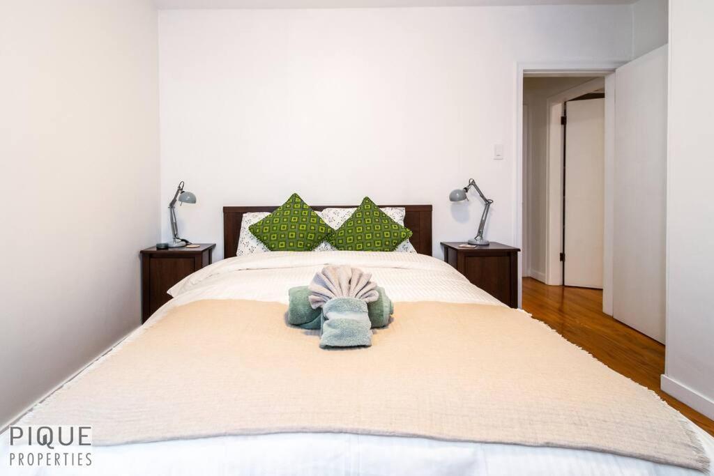 Apartment Casa Leblanc - Latin Vibes - Sleep 8 - Netflix - Long Term Edmonton