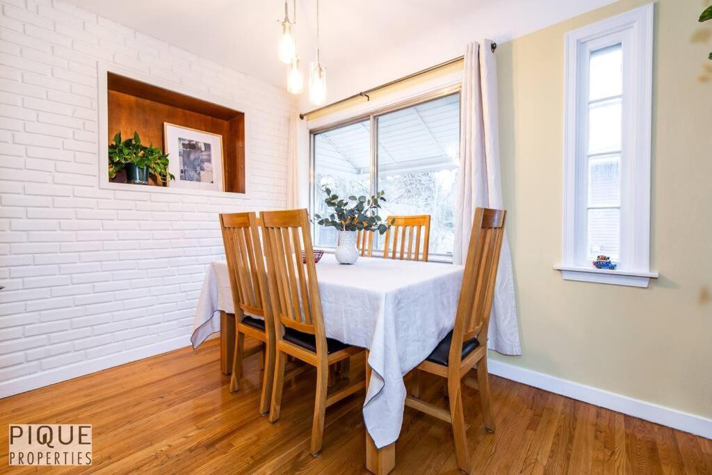 Casa Leblanc - Latin Vibes - Sleep 8 - Netflix - Long Term Apartment Edmonton