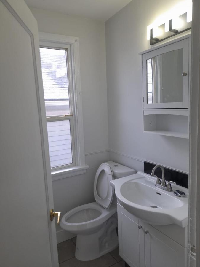 Furnished Room-5 Close To U Of A In - With Shared Spaces Homestay *