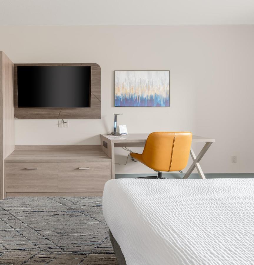 Hotel Express & Suites-edmonton South By Ihg