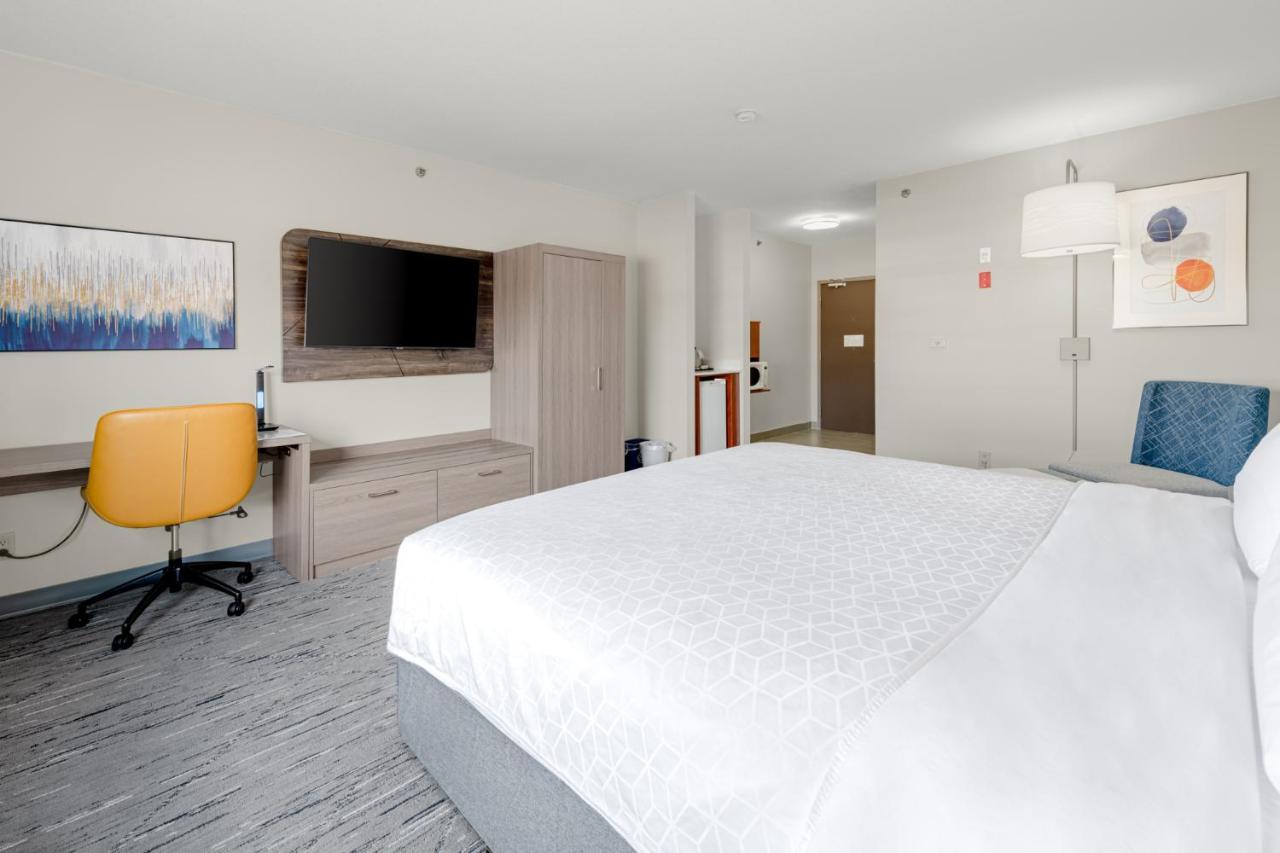 Hotel Express & Suites-edmonton South By Ihg 3*