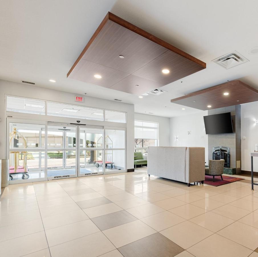Hotel Express & Suites-edmonton South By Ihg 3*