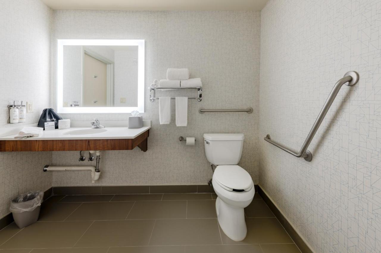 Express & Suites-edmonton South By Ihg