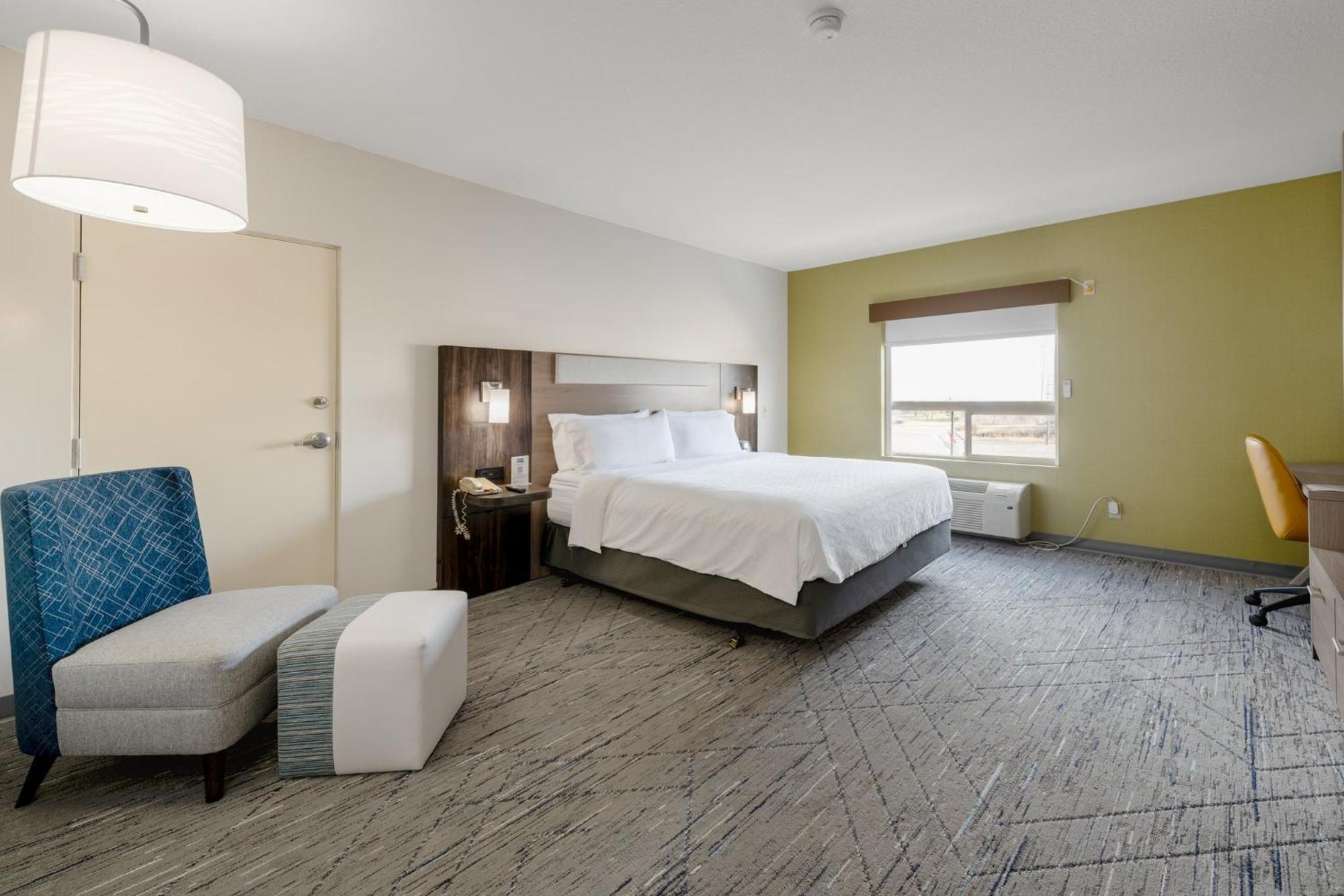 Express & Suites-edmonton South By Ihg 3*