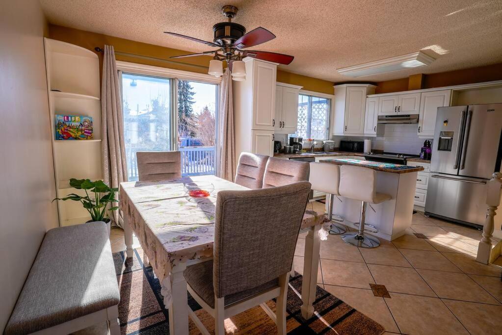 Beautiful 5 Bdrm Ac Home, Pool, Yard, Wifi, Fireplace, Parking, Transit, Town Centre - Sleeps 10
