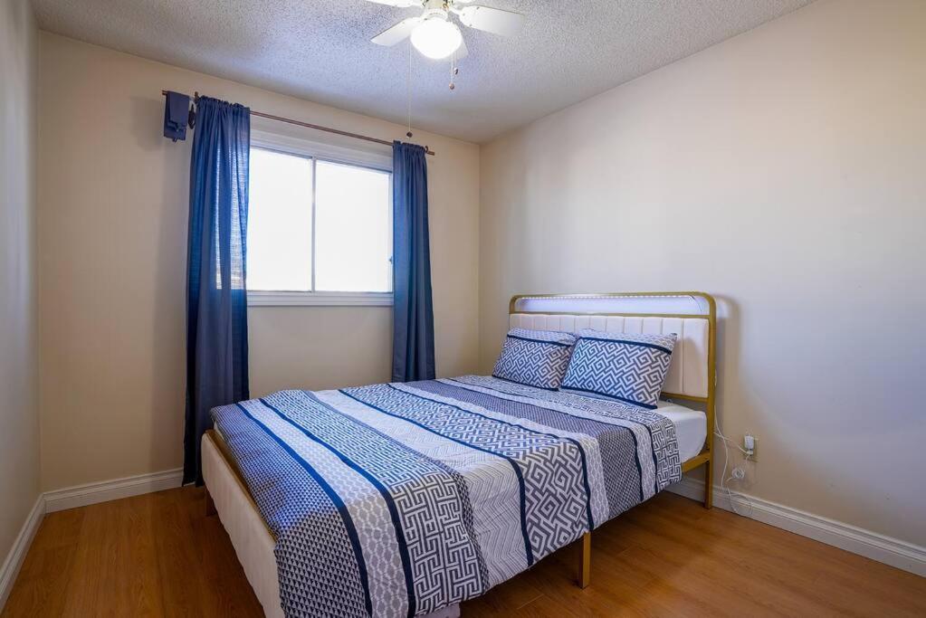 Beautiful 5 Bdrm Ac Home, Pool, Yard, Wifi, Fireplace, Parking, Transit, Town Centre - Sleeps 10 Villa *
