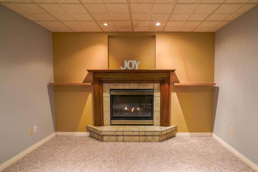 Villa Beautiful 5 Bdrm Ac Home, Pool, Yard, Wifi, Fireplace, Parking, Transit, Town Centre - Sleeps 10