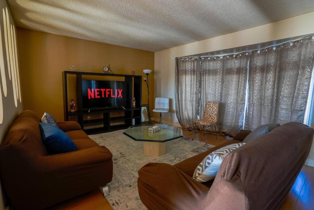 Beautiful 5 Bdrm Ac Home, Pool, Yard, Wifi, Fireplace, Parking, Transit, Town Centre - Sleeps 10 Villa *