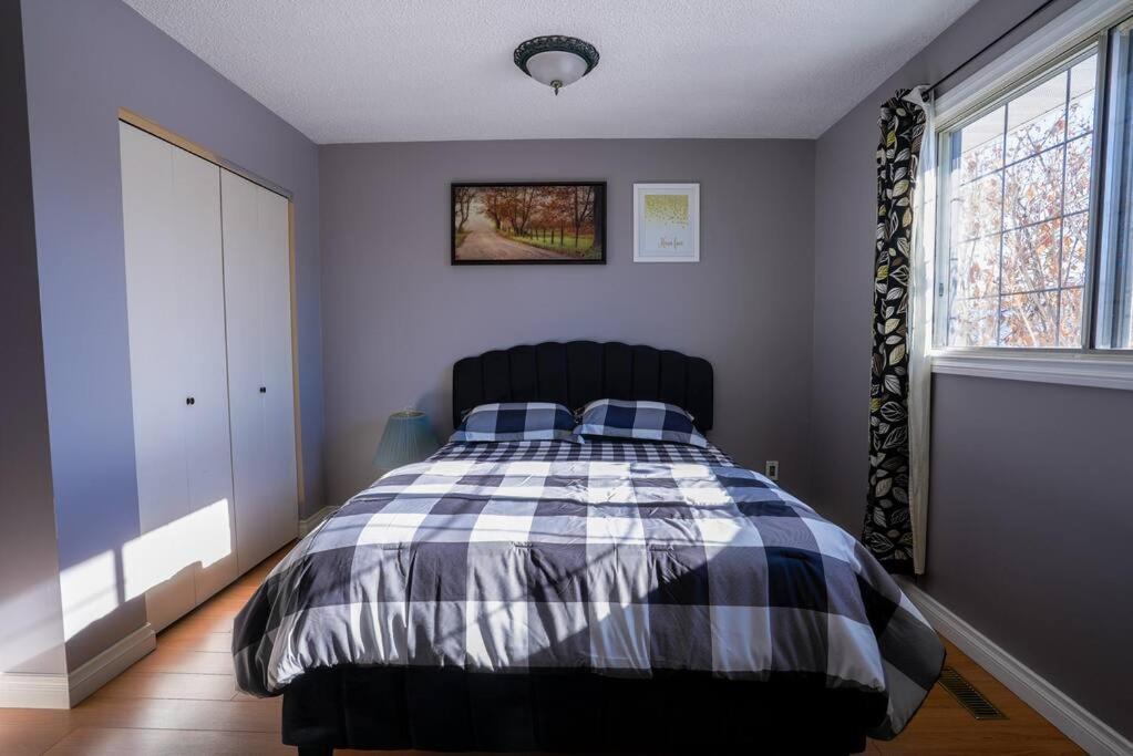 Beautiful 5 Bdrm Ac Home, Pool, Yard, Wifi, Fireplace, Parking, Transit, Town Centre - Sleeps 10 Villa Edmonton