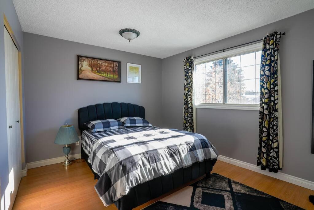 Beautiful 5 Bdrm Ac Home, Pool, Yard, Wifi, Fireplace, Parking, Transit, Town Centre - Sleeps 10 Villa