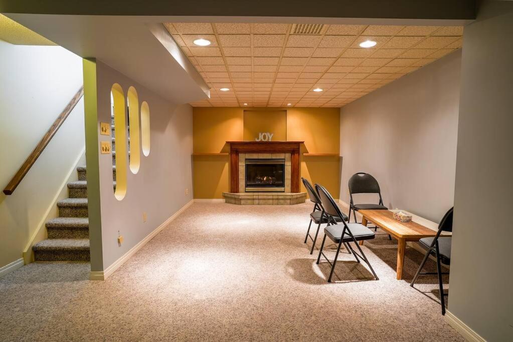 Villa Beautiful 5 Bdrm Ac Home, Pool, Yard, Wifi, Fireplace, Parking, Transit, Town Centre - Sleeps 10