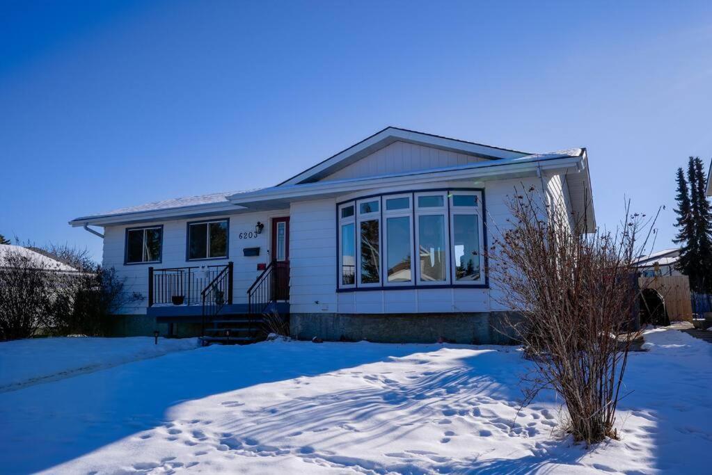 Beautiful 5 Bdrm Ac Home, Pool, Yard, Wifi, Fireplace, Parking, Transit, Town Centre - Sleeps 10 * Edmonton