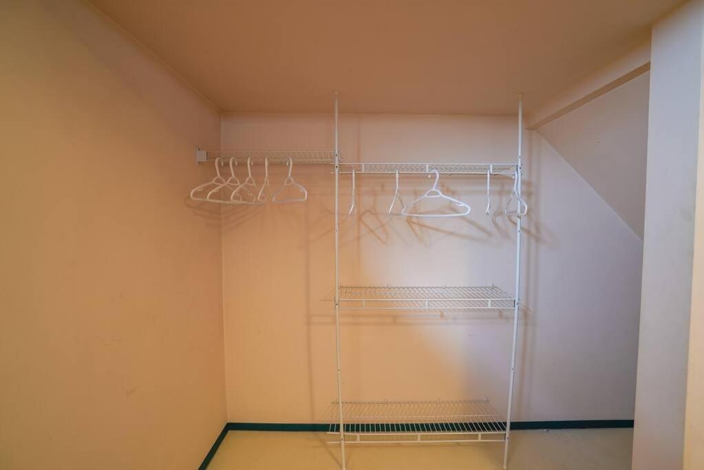 Beautiful 5 Bdrm Ac Home, Pool, Yard, Wifi, Fireplace, Parking, Transit, Town Centre - Sleeps 10 *