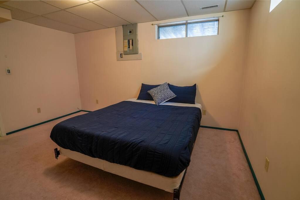 Beautiful 5 Bdrm Ac Home, Pool, Yard, Wifi, Fireplace, Parking, Transit, Town Centre - Sleeps 10