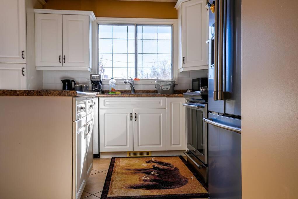 Villa Beautiful 5 Bdrm Ac Home, Pool, Yard, Wifi, Fireplace, Parking, Transit, Town Centre - Sleeps 10 Edmonton