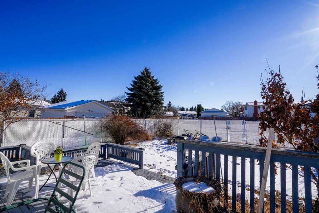 Beautiful 5 Bdrm Ac Home, Pool, Yard, Wifi, Fireplace, Parking, Transit, Town Centre - Sleeps 10 Villa Edmonton