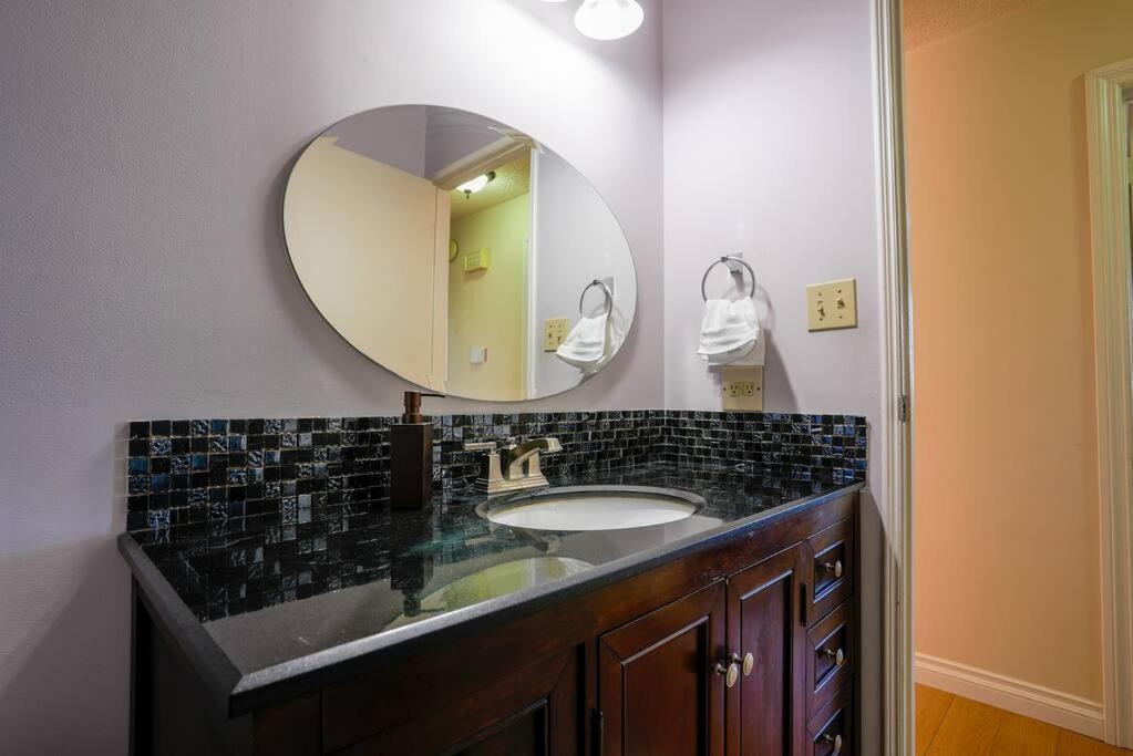 Beautiful 5 Bdrm Ac Home, Pool, Yard, Wifi, Fireplace, Parking, Transit, Town Centre - Sleeps 10 Edmonton