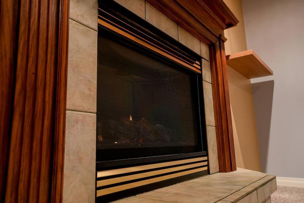 Beautiful 5 Bdrm Ac Home, Pool, Yard, Wifi, Fireplace, Parking, Transit, Town Centre - Sleeps 10 Villa