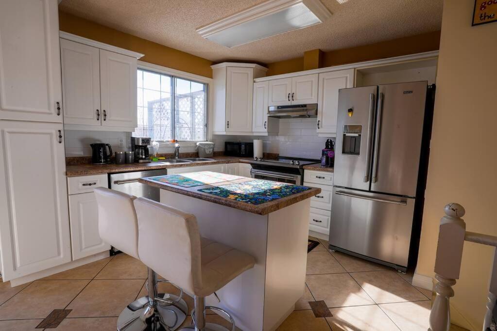 Beautiful 5 Bdrm Ac Home, Pool, Yard, Wifi, Fireplace, Parking, Transit, Town Centre - Sleeps 10 *