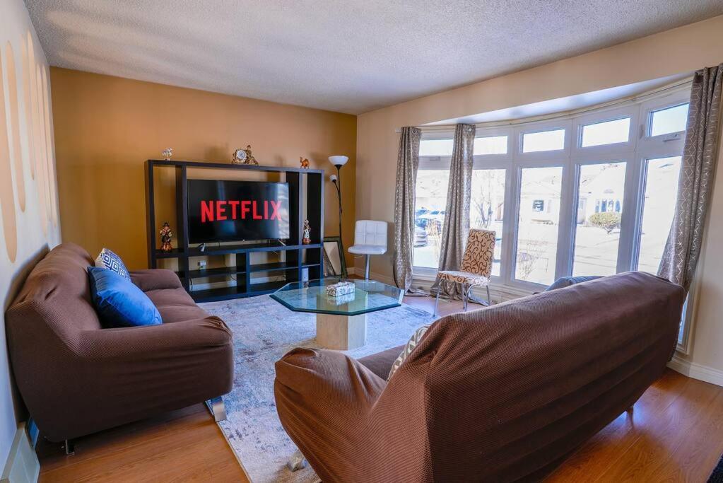 Villa Beautiful 5 Bdrm Ac Home, Pool, Yard, Wifi, Fireplace, Parking, Transit, Town Centre - Sleeps 10 Edmonton