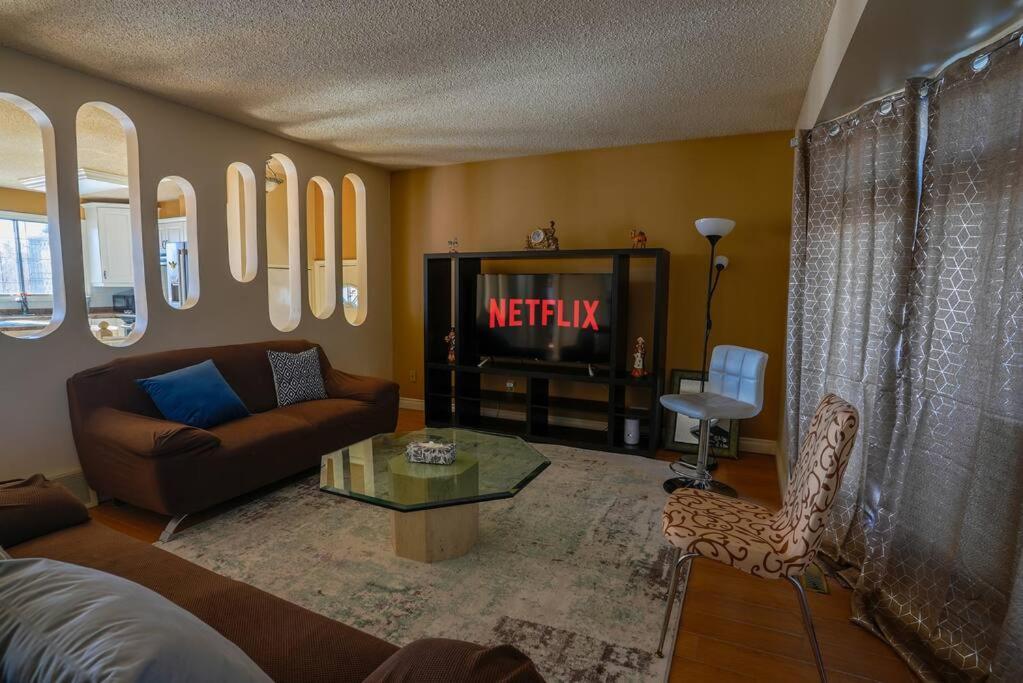 Beautiful 5 Bdrm Ac Home, Pool, Yard, Wifi, Fireplace, Parking, Transit, Town Centre - Sleeps 10 Edmonton