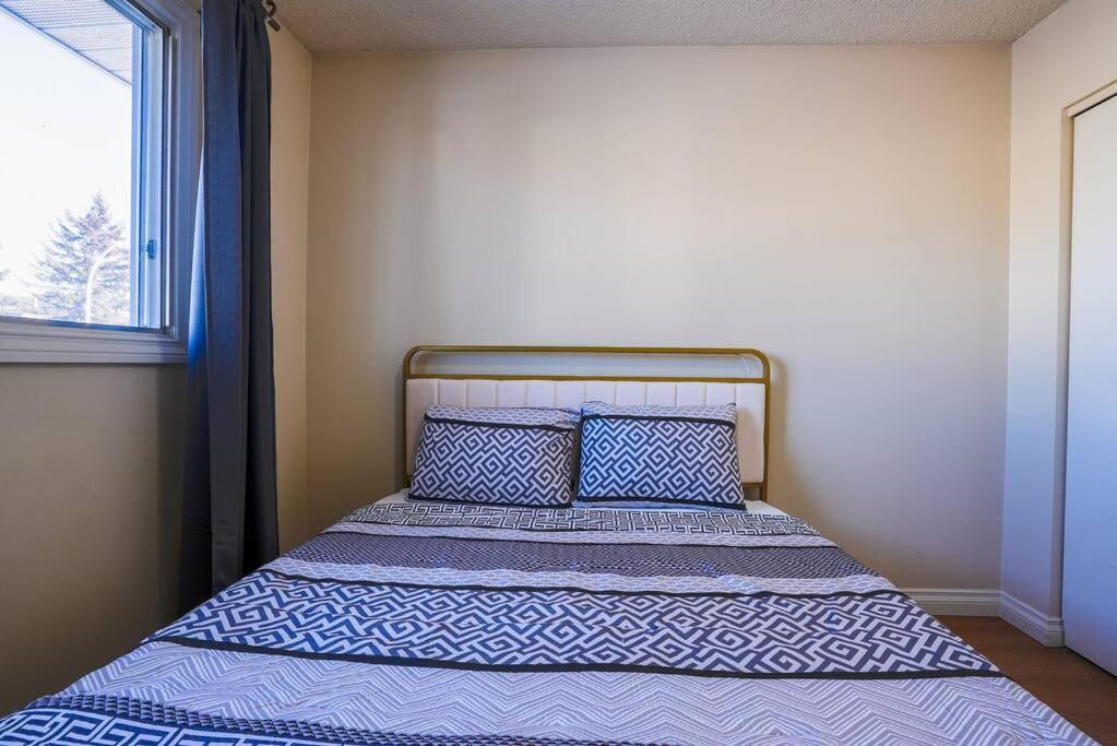 Beautiful 5 Bdrm Ac Home, Pool, Yard, Wifi, Fireplace, Parking, Transit, Town Centre - Sleeps 10