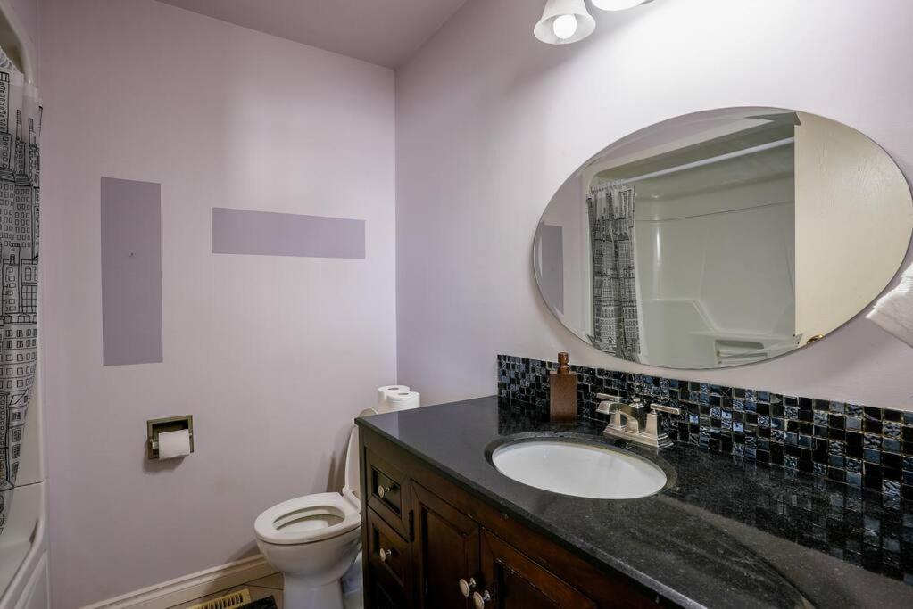 Beautiful 5 Bdrm Ac Home, Pool, Yard, Wifi, Fireplace, Parking, Transit, Town Centre - Sleeps 10 Villa *