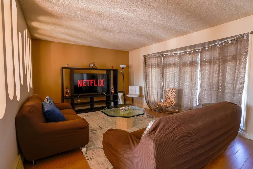 Villa Beautiful 5 Bdrm Ac Home, Pool, Yard, Wifi, Fireplace, Parking, Transit, Town Centre - Sleeps 10 Edmonton