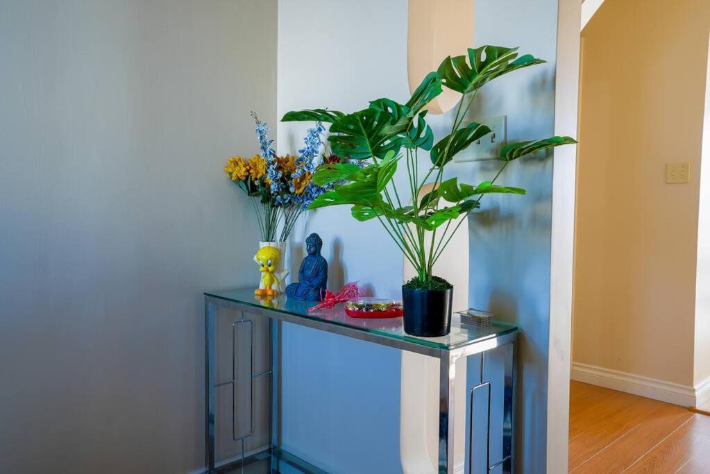 Beautiful 5 Bdrm Ac Home, Pool, Yard, Wifi, Fireplace, Parking, Transit, Town Centre - Sleeps 10 * Edmonton